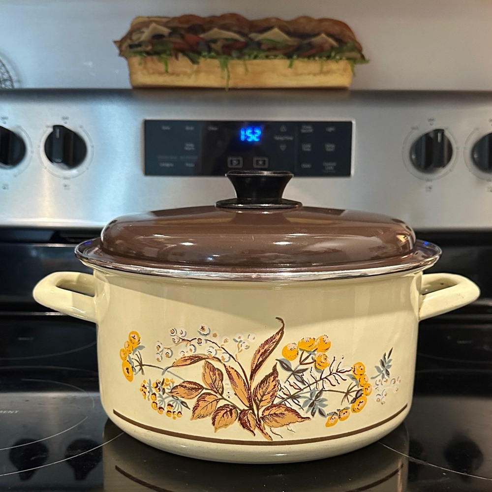 🍲 Vintage Enamel Floral Dutch Oven Pot with Brown Lid – Retro Kitchenware